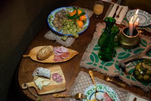 een tafel met een bord eten en een kom eten bij Masseria D'Achille in Castel di Sangro