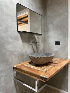 y baño con lavabo de piedra y espejo. en Residence Villa Masi, en Ferrara