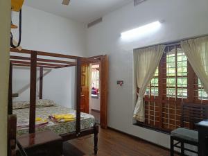 Postel nebo postele na pokoji v ubytování Anandam Stays - Premium 3BHK plush homestay, Vaikom near Kumarakom