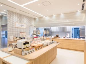 松山市にある天然温泉 石手の湯 ドーミーイン松山の広いキッチン(ベーカリー付きのカウンター付)
