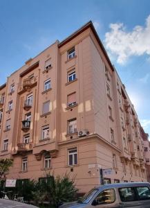 duży budynek z samochodem zaparkowanym przed nim w obiekcie Terrific Tátra Apartment w Budapeszcie