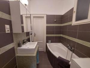 W łazience znajduje się umywalka i wanna. w obiekcie Terrific Tátra Apartment w Budapeszcie