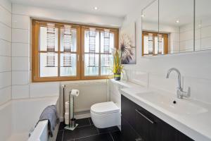 Koupelna v ubytování Ferienwohnung im Naturpark Steinwald + 18 fotografií