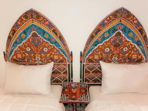 ein Zimmer mit einem Sofa und einer farbenfrohen Wand in der Unterkunft Dar Al Mardi Fes in Fès