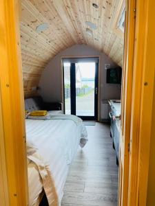 um quarto com uma cama grande num quarto em Beach House Pods em Dunoon