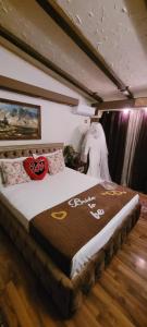 - une chambre avec un grand lit dans l'établissement Hotel Villa Fernando Tirana, à Tirana
