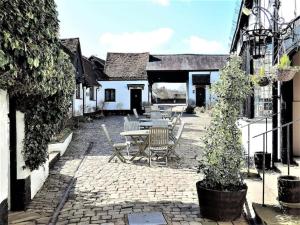 een patio met een tafel en stoelen in een gebouw bij The Barn Delightful secluded Cottage in Heart Old Amersham in Buckinghamshire