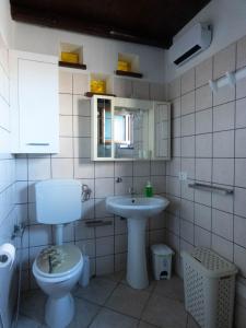 een badkamer met een toilet en een wastafel bij Casa Lucrezia in Alba