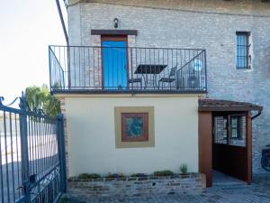 een balkon met twee stoelen bovenop een huis bij Casa Lucrezia in Alba