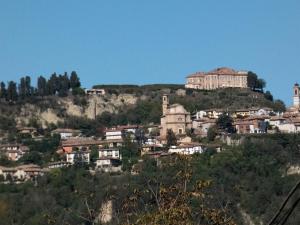 una ciudad en la cima de una colina con un castillo en Casa Lucrezia en Alba