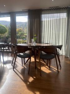 een eetkamer met een tafel en stoelen en een raam bij Hotel DRAŠ in Maribor