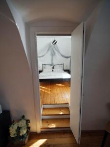 1 dormitorio con 1 cama con dosel blanco en Penzion Dům u barvíře, en Český Krumlov