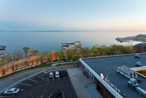 ウラジオストクにあるAZIMUT City Hotel Vladivostokの海を背景にした市街の景色