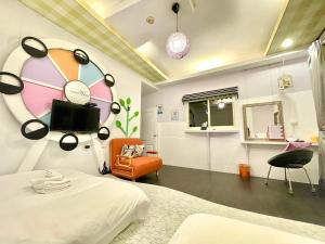 a bedroom with a bed and a tv and a chair at 羅東多倫多民宿 散房或12人內包棟 2間雙人房 2間四人房 in Luodong
