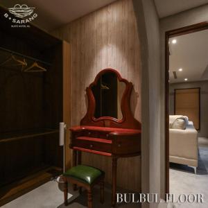 vestidor con tocador rojo y espejo en B Sarang Suite Hotel Kuala Lumpur, en Kuala Lumpur