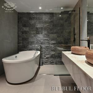 y baño con bañera y lavamanos. en B Sarang Suite Hotel Kuala Lumpur, en Kuala Lumpur