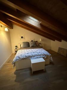 ein Schlafzimmer mit einem großen Bett in einem Zimmer in der Unterkunft Prosecco's Hills House in Valdobbiadene