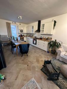eine Küche und ein Wohnzimmer mit einem Tisch und einem Sofa in der Unterkunft Prosecco's Hills House in Valdobbiadene