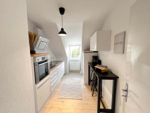 A kitchen or kitchenette at Komfortable und gemütliche Wohnung mit 2 SZ