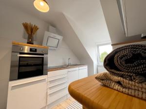 eine Küche mit einem Herd und einem Holztisch in der Unterkunft Komfortable und gemütliche Wohnung mit 2 SZ in Mönchengladbach