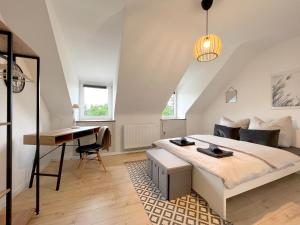 Schlafzimmer mit einem Bett und einem Schreibtisch in der Unterkunft Komfortable und gemütliche Wohnung mit 2 SZ in Mönchengladbach