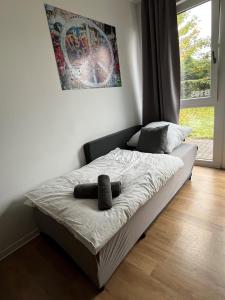 Una cama en un dormitorio con dos calcetines. en B - HOME Apartments, en Coblenza