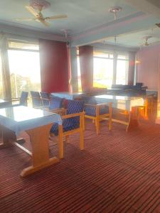 sala konferencyjna ze stołami, krzesłami i oknami w obiekcie The Sarwah, Stay Blessed! Hotel and Restaurant w mieście Tangmarg