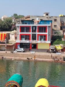 Fotografie z fotogalerie ubytování Hotel Ramghat inn -In front of Mandakini River v destinaci Sītāpur Mūāfi