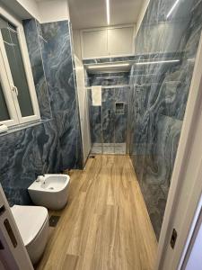 ein Bad mit einem WC und einem Waschbecken in der Unterkunft Di&Da Guest House in Neapel