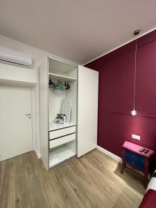 an empty room with a white and purple wall at Napoli centro - Di&da guest house in Naples