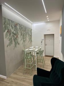 a dining room with a table and chairs at Napoli centro - Di&da guest house in Naples