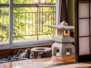 une maison ornithologique assise devant une fenêtre dans l'établissement Yukai Resort Premium Unazuki Grand Hotel, à Kurobe