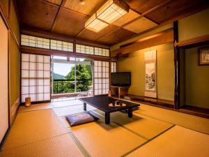 Ooedo Onsen Monogatari Unazuki Grand Hotel的电视和/或娱乐中心