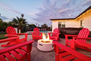 een groep rode stoelen rond een vuurplaats bij Gorgeous 4-bed home with Golf, Pool, & Hot Tub! in Phoenix