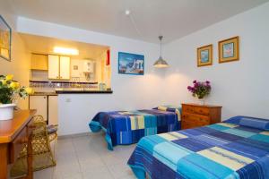 a hotel room with two beds and a kitchen at San Francisco Park in Puerto del Carmen