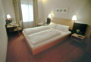 Postel nebo postele na pokoji v ubytování Hotel Jedermann