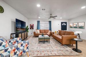 een woonkamer met 2 banken en een tapijt bij Gorgeous 4-bed home with Golf, Pool, & Hot Tub! in Phoenix