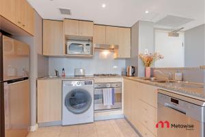 Η κουζίνα ή μικρή κουζίνα στο MetaWise Sydney CBD Haymarket 2Bed Apartment 1506 +9 φωτογραφίες