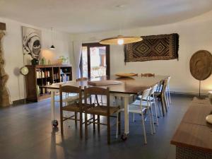 comedor con mesa de madera y sillas en Casa dels Peixos, en La Baronia de Rialb