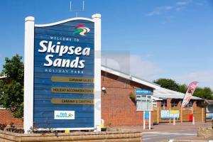 a sign for a skiiselgas stands in front of a building at Issacs Retreat Skipsea Sands in Ulrome