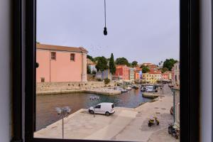 Aussicht aus einem Fenster einer Stadt mit Booten in der Unterkunft Apartments Antonella in Veli Lošinj