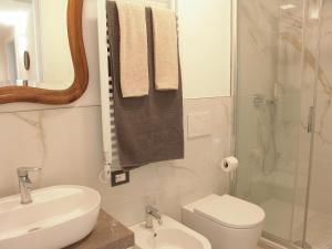 e bagno con lavandino, servizi igienici e doccia. di Residenza Cavour - Appartamento AGAVE a Levanto