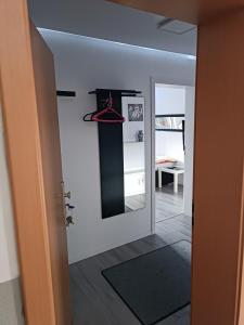 einen Flur mit Tür und Spiegel in einem Zimmer in der Unterkunft Apartment mit Ausblick in Braunschweig