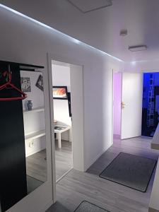 einen Flur mit einem Spiegel und ein Zimmer mit einem Bett in der Unterkunft Apartment mit Ausblick in Braunschweig