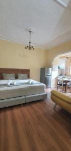 - une chambre avec un lit, une table et un réfrigérateur dans l'établissement Alle's Myslym Shyri studio apartment, à Tirana