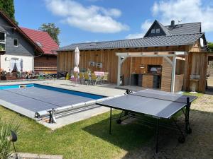 Stolní tenis v ubytování Waldfrieden Ferienhaus mit SAUNA nebo okolí