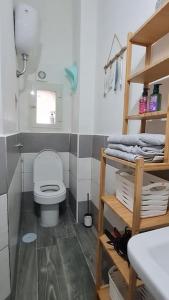ein Badezimmer mit einem weißen WC und einem Waschbecken in der Unterkunft Casa Giulio in Capaccio-Paestum