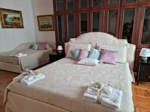 Krevet ili kreveti u jedinici u objektu Ancient Luxury Home with heated pool near Catania, Taormina, the Sea and Mount Etna