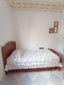 een slaapkamer met een bed in een kamer bij appartement 2chambres et un salon in Chefchaouene