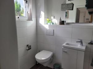 Ένα μπάνιο στο Lin's Place - Private Room with bath near Fair